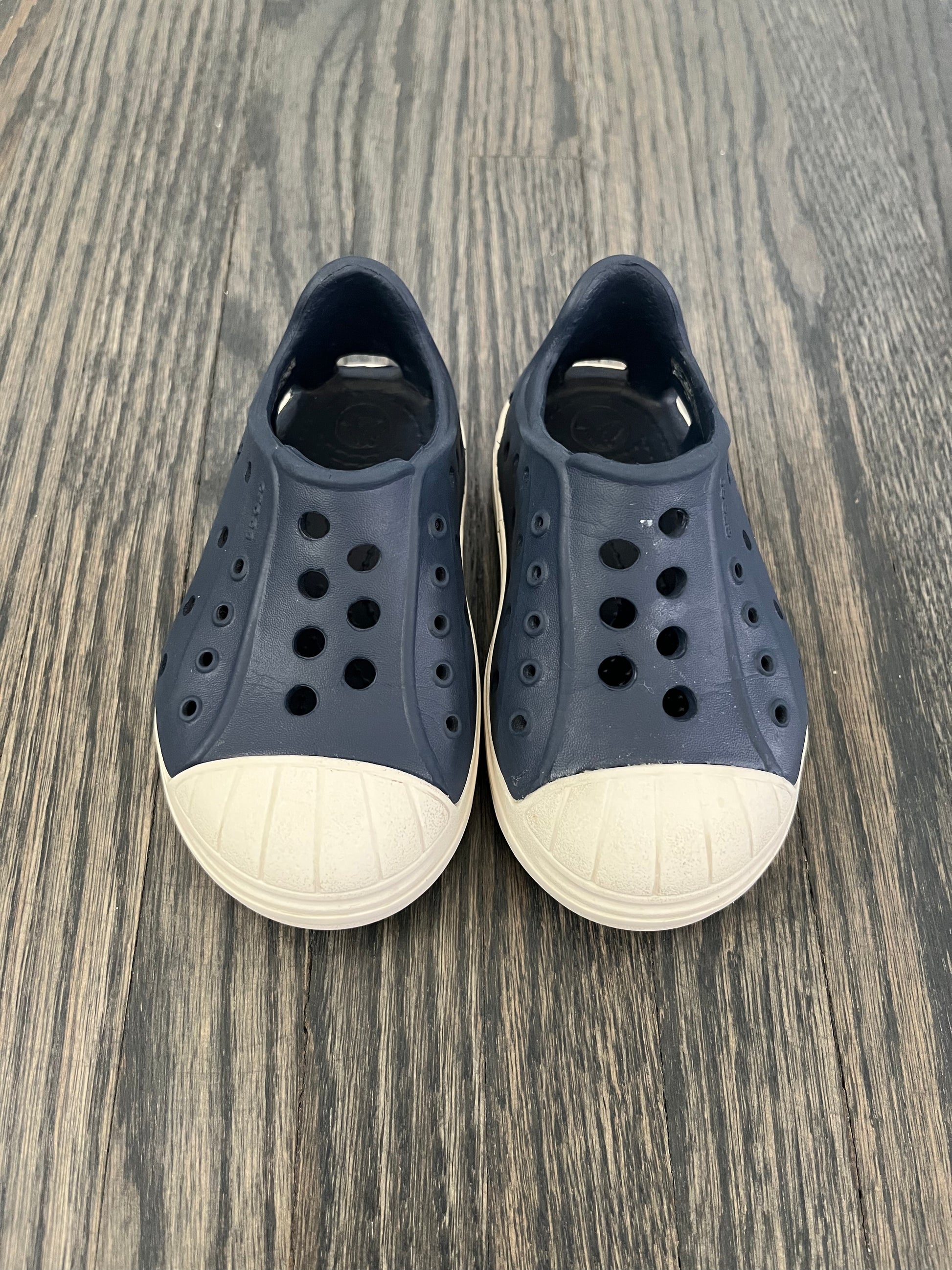 Crocs slip on shoes - Size 6C – Oak + Beck